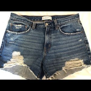 Midrise boyfriend Abercrombie & Fitch denim shorts